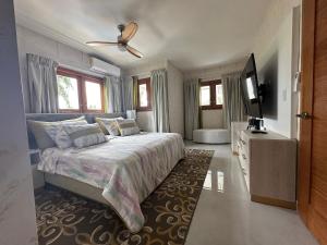 a bedroom with a bed and a ceiling fan at Villa María Miches in Colorado