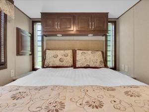 鸽子谷Lovely 1BR Cottage with Loft的卧室内的一张带两个枕头的大床 更多13张照片