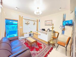 un soggiorno con un divano e un tavolo di Sai Grand Villa Hotel Near Bangalore Airport a Bangalore