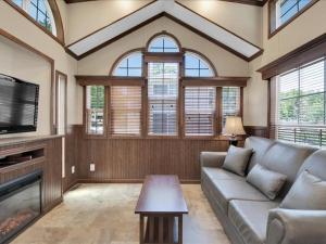 Lovely 1BR Cottage with Loft的电视和/或娱乐中心