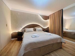 a bedroom with a large bed with an arch above it at Nicolas in Câmpia Turzii