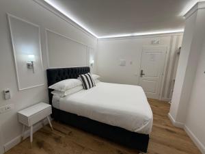 Postel nebo postele na pokoji v ubytování Emy Suites