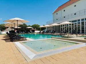 Bazén v ubytování CE Plaza Hotel nebo v jeho okolí