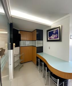 a kitchen with a table and some chairs at 3 Dorm. Frente Mar com Churrasqueria #16 in Balneário Camboriú