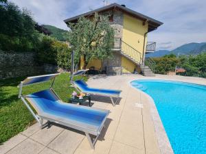 Bazén v ubytování Casa ACQUA Iseo Lake - panoramic house with private pool nebo v jeho okolí