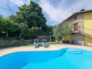 Bazén v ubytování Casa ACQUA Iseo Lake - panoramic house with private pool nebo v jeho okolí