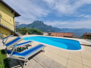 Nespecifikovaný výhled na hory nebo výhled na hory při pohledu z prázdninového domu