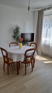 TV a/nebo společenská místnost v ubytování Maison Armand Bxl