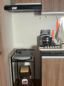 Family Haven Tagaytay - 6 Pax - Taal View - Full Kitchen - FAST Wi-Fi SERIN WEST CONDO的厨房或小厨房