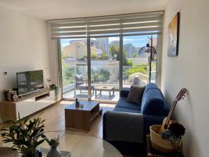 Televisyen dan/atau pusat hiburan di Stylish One-Bedroom in Engomi