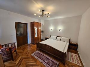 Un dormitorio con una cama y una lámpara de araña. en Old Center ThaliaApartment, en Sibiu