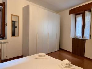 a bedroom with a bed with two towels on it at Kibilù - Relax vicinanze Lago di Varese in Lomnago