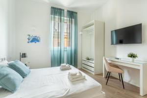 una camera da letto bianca con una scrivania e un letto di iFlat Stylish New Flat Steps from the Vatican a Roma