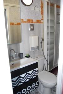 Koupelna v ubytování Hôtel Azur + 37 fotografií