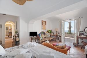een slaapkamer met een bed en een woonkamer bij Villa Bella Vista in Capri