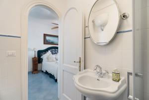 een badkamer met een wastafel en een spiegel bij Villa Bella Vista in Capri +30 foto's