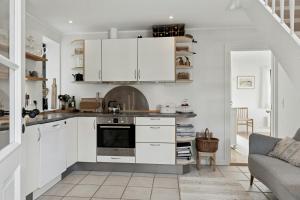 Køkken eller tekøkken på Home With A View Over The Baltic Sea