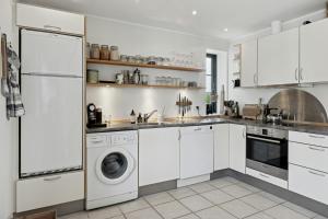 Køkken eller tekøkken på Home With A View Over The Baltic Sea