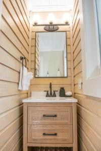 Gallery image of Queen Bed-Step to Madeira Beach-Heated Pool-Private in St Pete Beach