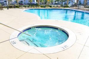 Bazén v ubytování Tilghman Resort Ocean View Paradise Aw Lazy River & Indoor Outdoor Pools nebo v jeho okolí