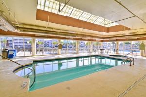 Bazén v ubytování Tilghman Resort Ocean View Paradise Aw Lazy River & Indoor Outdoor Pools nebo v jeho okolí