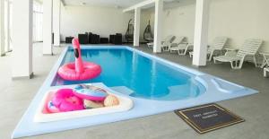 una grande piscina con gonfiabile rosa di Olymp Apartmani a Kladovo