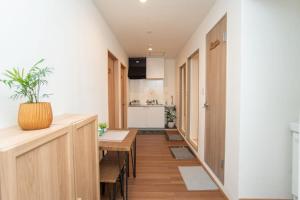 Køkken eller tekøkken på Natsumi ホテル 2F 成田机场-羽田机场-上野 一线直达