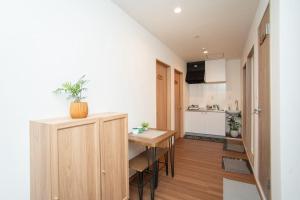 Køkken eller tekøkken på Natsumi ホテル 2F 成田机场-羽田机场-上野 一线直达