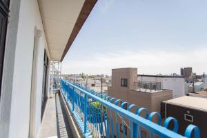 En balkon eller terrasse på Natsumi ホテル 2F 成田机场-羽田机场-上野 一线直达
