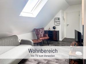 a living room with a couch and a tv at Casa Lucia Filderstadt, Wohnung mit 4 Zimmer, komplett neu, top für Familen und Geschäftsreisen, super ausgestattet, mit PKW Stellplatz in Filderstadt