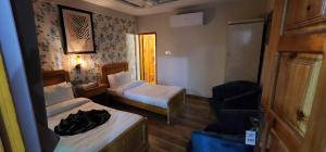 Posteľ alebo postele v izbe v ubytovaní Mount Feast Hotel Skardu