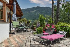 a patio with a table and chairs and a mountain at Ferienwohnung Wassermann in Wenns