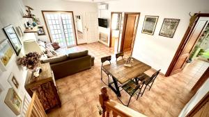 Μια τηλεόραση ή/και κέντρο ψυχαγωγίας στο ZZ-Family House on the Beach by Deihu Experiences