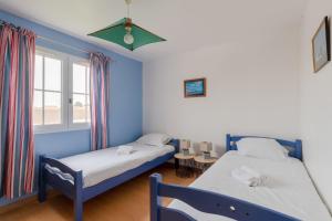 Giường trong phòng chung tại La Merisolle - 850m mer - Wifi