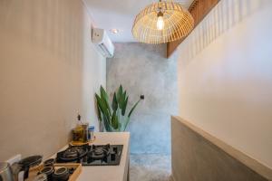 cocina con fogones y maceta en Modern Uluwatu Studio Apartment and Pool, en Uluwatu