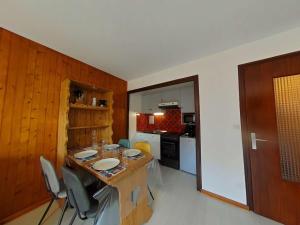 kuchnia ze stołem i krzesłami w pokoju w obiekcie Superbe studio 4 pers au Grand-Bornand avec balcon, navette proche - FR-1-241-245 w mieście Le Grand-Bornand