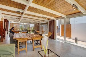 a living room with a wooden table and chairs at Casa Sunrise in Parque Holandes