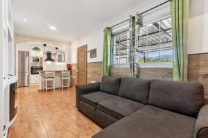 VallesecoにあるHome2Book Valleseco Mountain Views, BBQ & Jacuzziのソファとキッチンのあるリビングルーム +33枚の写真