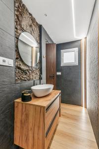 VallesecoにあるHome2Book Valleseco Mountain Views, BBQ & Jacuzziの洗面台と鏡のあるバスルーム