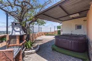 VallesecoにあるHome2Book Valleseco Mountain Views, BBQ & Jacuzziの家の外に大きなバスタブがあります。