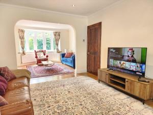 Μια τηλεόραση ή/και κέντρο ψυχαγωγίας στο Stylish 3-Bedroom House with big Garden & Parking