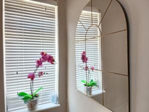 Ένα μπάνιο στο Stylish 3-Bedroom House with big Garden & Parking +62 φωτογραφίες