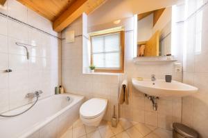 ヴァルト・イム・ピンツガウにあるSchöneben Chalet Steinlingeの洗面台、トイレ、浴槽を備えたバスルーム +39枚の写真