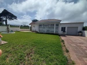 拉拉古纳Natur Vida Home Tenerife的前面有绿色草坪的房子