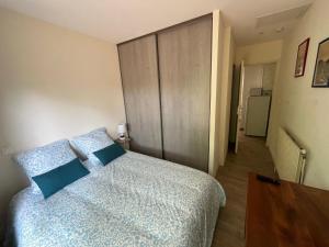 Postel nebo postele na pokoji v ubytování Le Havre de Paix - Proche Bordeaux et Océan, avec jardin