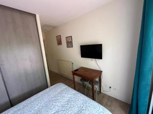 TV a/nebo společenská místnost v ubytování Le Havre de Paix - Proche Bordeaux et Océan, avec jardin