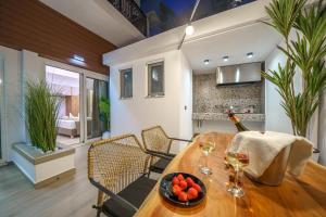 ハニア・タウンにあるOLYMPIA Luxury Apartmentのワイングラスが置かれたテーブルのあるダイニングルーム