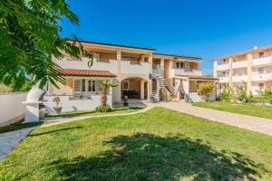 an exterior view of a house with a yard at Apartments Juracak Josip i Mira in Grbe