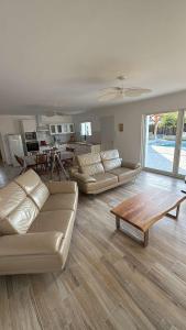 Cours-de-PileCatiwito的客厅里有沙发、咖啡桌和桌子