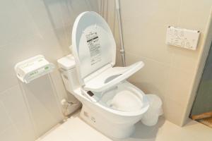 a bathroom with a toilet with the lid up at 大樹林 Mori Mori 包棟民宿 寵物友善 附車位 in Tainan +41 photos
